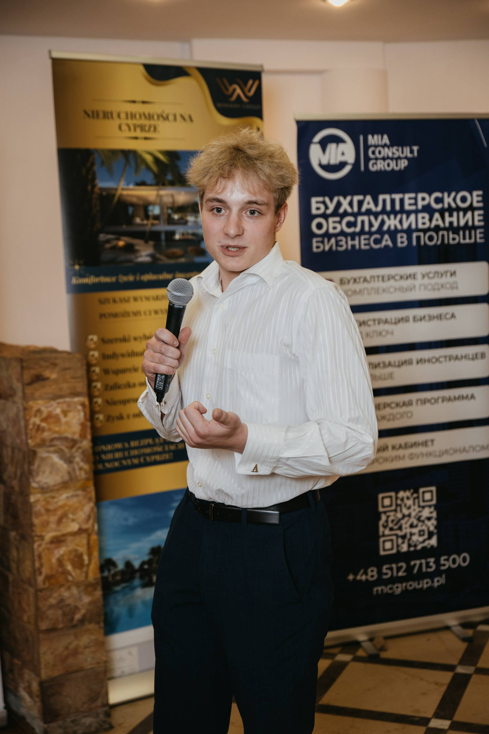 Артем Слота виступає на благодійному заході